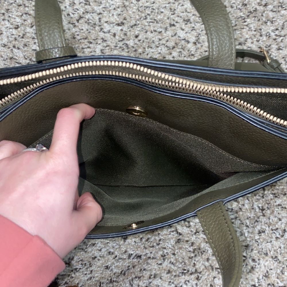 🐛Olive green spacious handbag with gold detailing! - Picture 4 of 12